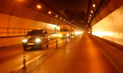 Mức phạt ô tô không bật đèn chiếu gần khi đi trong hầm đường bộ 